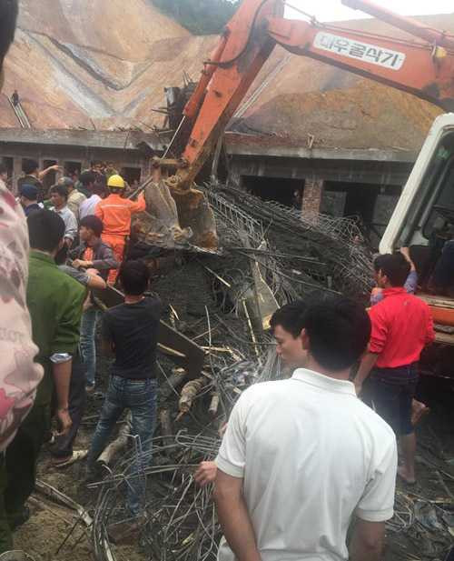 Khoảng 13h30 ngày 9/12, khoảng 14 công nhân đang làm việc trên mái vòm, 17 người đang đổ bê tông bên dưới thì bất ngờ mái vòm sụt nghiêng về phía tây rồi đổ sập.