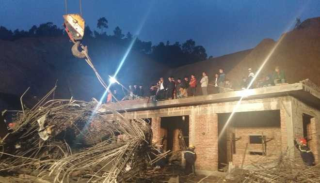 Hàng chục công nhân đã nhảy từ độ cao hơn 5m xuống đất, một số người bỏ chạy, những người còn lại bị vùi trong đống đổ nát.