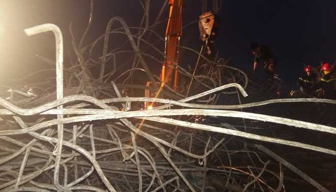 Sắt thép, bê tông đổ xuống ngổn ngang. Vụ sập khiến 2 người tử vong trên đường đi tới bệnh viện, 7 người bị thương.