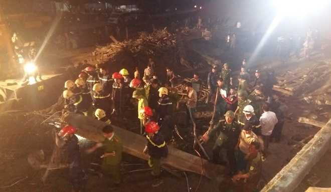 Lực lượng cứu hộ với khoảng 100 người cùng nhiều thiết bị đã cấp tập đào bới đống đổ nát tìm người mắc kẹt.