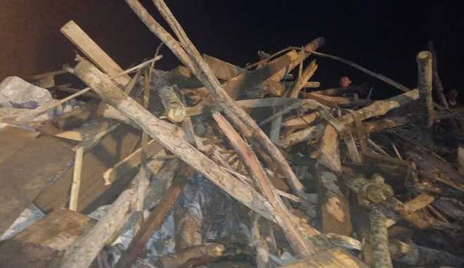 Hiện trường ngổn ngang khối lượng lớn bê tông sắt thép kèm theo gỗ cốp pha. 