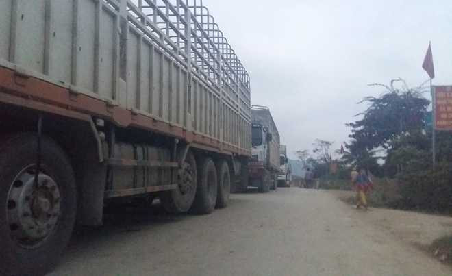 Vụ tai nạn lao động khiến hàng trăm xe tải chạy từ Cửa khẩu quốc tế Cầu Treo về xuôi ùn ứ.