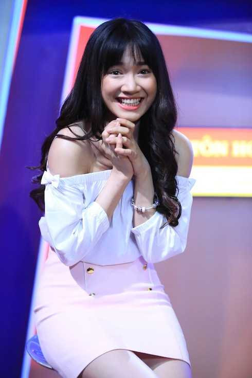 Nhã Phương xuất hiện rạng ngời tại hậu trường.