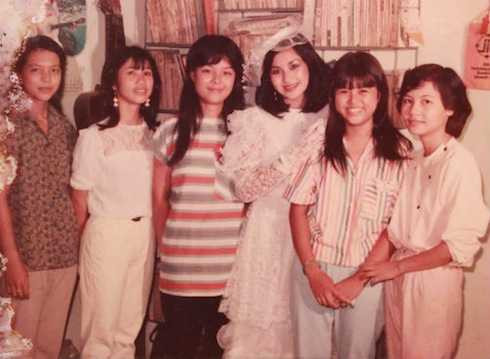 Năm 18 tuổi, giọng ca 'Em tôi' mang bầu và lên xe hoa với người bạn trai.