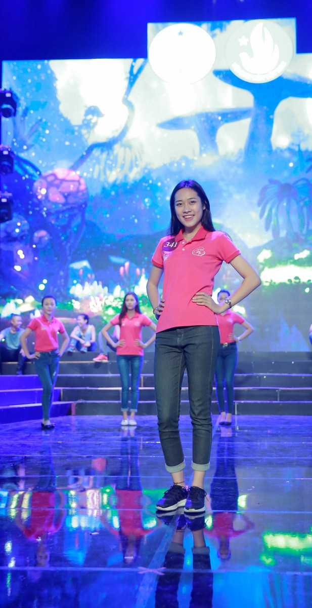 Nữ sinh Việt khoe chân dài, tự tin sải bước trước đêm chung kết