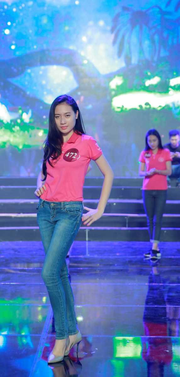 Nữ sinh Việt khoe chân dài, tự tin sải bước trước đêm chung kết