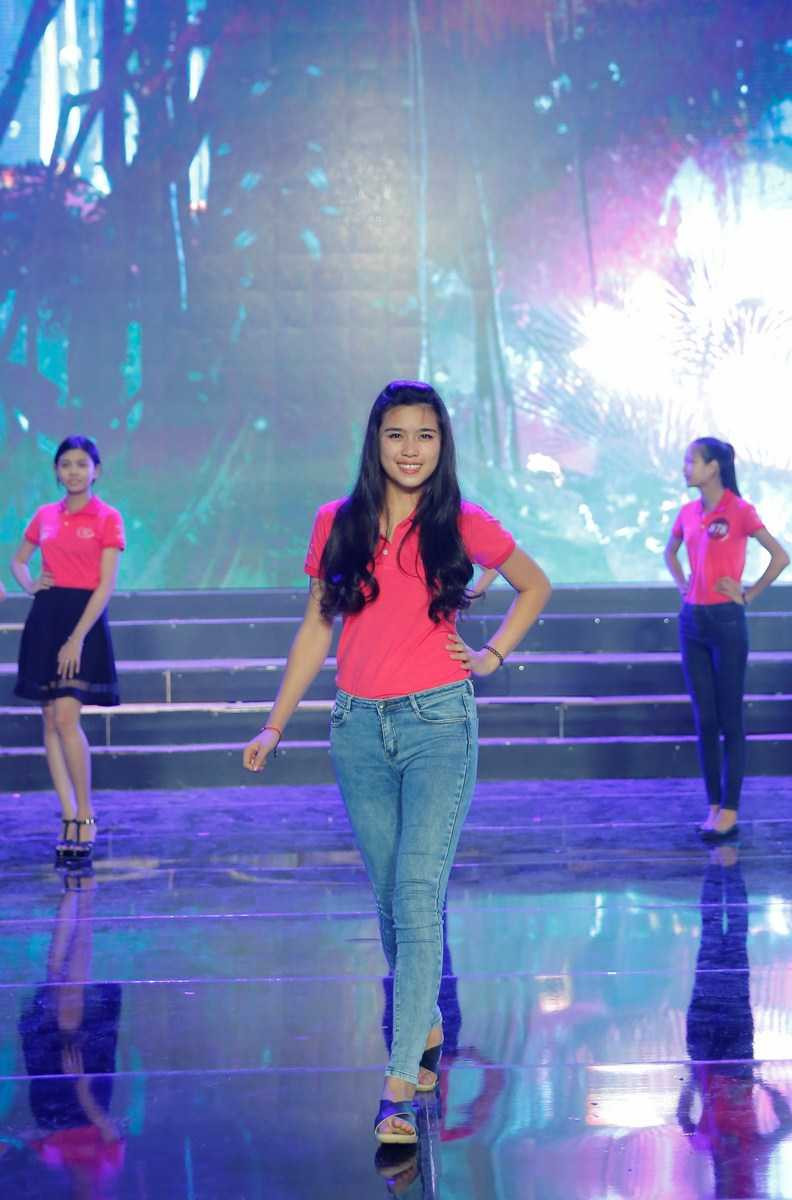 Nữ sinh Việt khoe chân dài, tự tin sải bước trước đêm chung kết