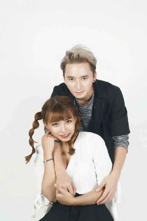 Song song đó, không để ngưởi hâm mộ chờ đợi, nam ca sĩ xứ Nghệ Phan Mạnh Quỳnh đang thực hiện MV với những thước phim đầy nước mắt để gửi đến khán giả qua ca khúc mới anh vừa sáng tác. Một ca khúc với đề tài tình yêu, chọn lọc từ, cách luyến láy một cách văn minh, thông minh đúng chất của Phan Mạnh Quỳnh. 