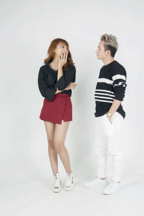 Ngoài ra, vì hông muốn đóng khung với hình ảnh có phần già dặn, Phan Mạnh Quỳnh cũng gửi đến khán giả bộ ảnh khá trẻ trung với áo thun, quần kaki với 2 gam màu đen – trắng cùng với người mẫu Khánh Vy.