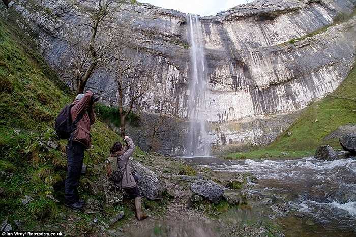 Sự trở lại của thác nước tuyệt đẹp bên núi đá vôi và vách đá Malham Cove gần ngôi làng Malham phía bắc Yorkshire.