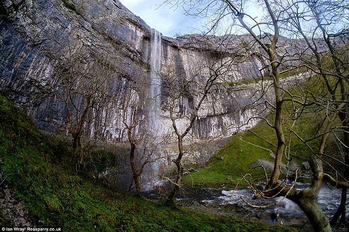 Thác nằm dưới thung lũng Watlowes Dry được tạo ra nhờ dòng băng tan.