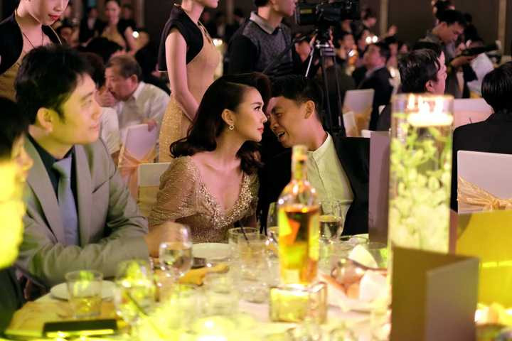 Và trong sự kiện tối qua, Thanh Hằng khiến mọi người “choáng váng” khi chịu chơi với bộ trang sức lên gồm đồng hồ và hoa tai lên đến 2 tỷ đồng. 