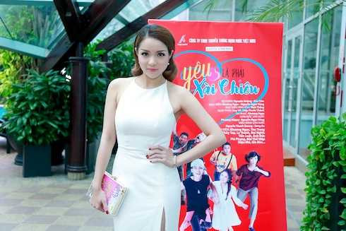 Thuỷ Top diện một bộ đầm dây trắng.