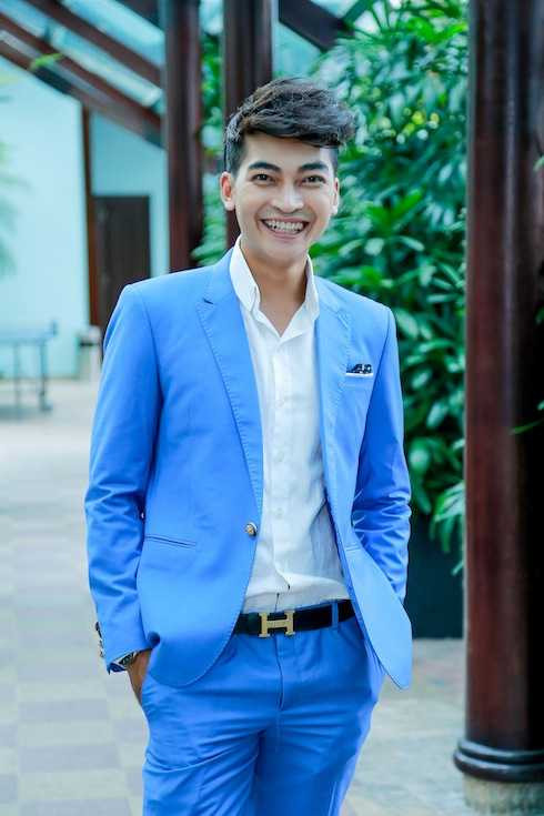 Khương Ngọc diện vest xanh bảnh bao. 