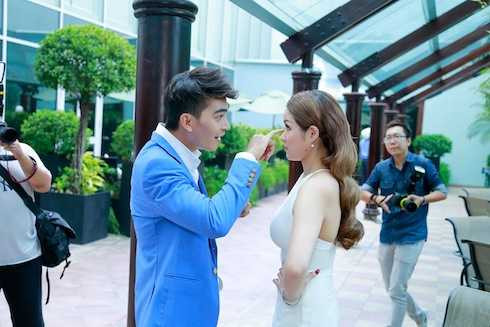 Anh nhiệt tình chăm sóc bạn diễn. 