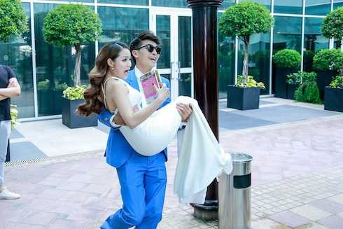 Khương Ngọc tinh nghịch bế bổng Thuỷ Top và chạy về hướng bể bơi khiến nữ diễn viên gốc Hà Thành bất ngờ.