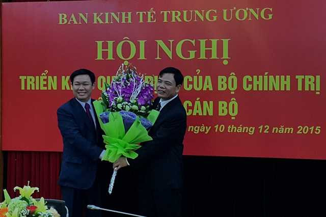 Trưởng Ban Kinh tế T.Ư Vương Đình Huệ chúc mừng tân Thứ trưởng thường trực Nguyễn Xuân Cường