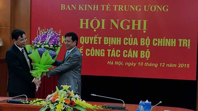Phó Trưởng ban Thường trực Ban Tổ chức T.Ư Trần Lưu Hải trao Quyết định của Bộ Chính trị phân công bổ nhiệm Thứ trưởng Bộ NN&PT NN
