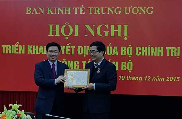 Trưởng Ban Kinh tế T.Ư Vương Đình Huệ trao kỷ niệm chương vì sự nghiệp kinh tế Đảng cho Bộ trưởng Cao Đức Phát Trưởng Ban Kinh tế T.Ư Vương Đình Huệ trao kỷ niệm chương vì sự nghiệp kinh tế Đảng cho Bộ trưởng Cao Đức Phát