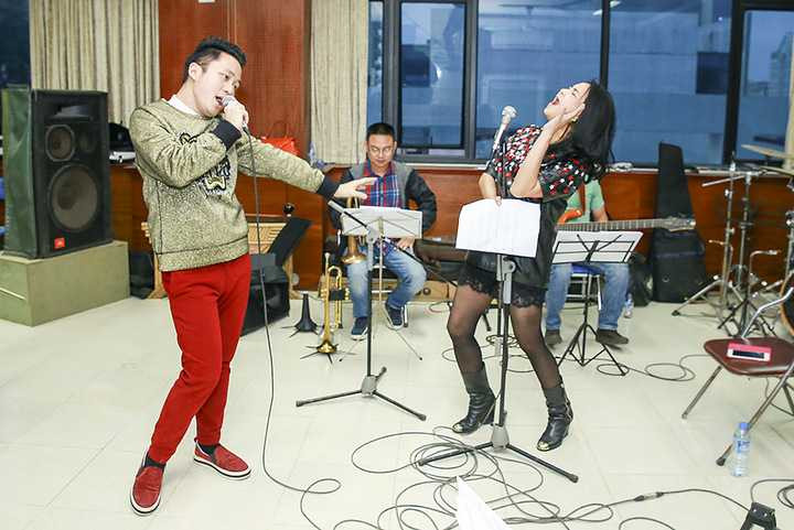 Việc cháy vé mỗi khi tổ chức liveshow những năm gần đây cho thấy sức hút của giọng ca Tùng Dương là có thật.