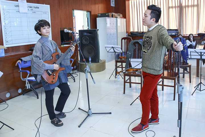 Có lẽ ngoài giọng hát tốt thì một trong những điều Tùng Dương gây ấn tượng với khán giả đó chính là sự đầu tư về sân khấu, luôn độc đáo và nghệ thuật.