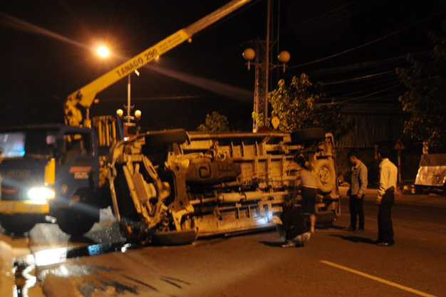 Xe cứu hộ đến đưa chiếc xe ra khỏi lòng đường để xe cộ qua lại