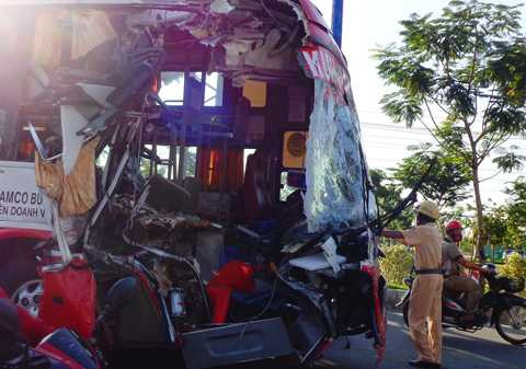 Xe khách nát đầu sau cú tông container, nhiều người bị thương