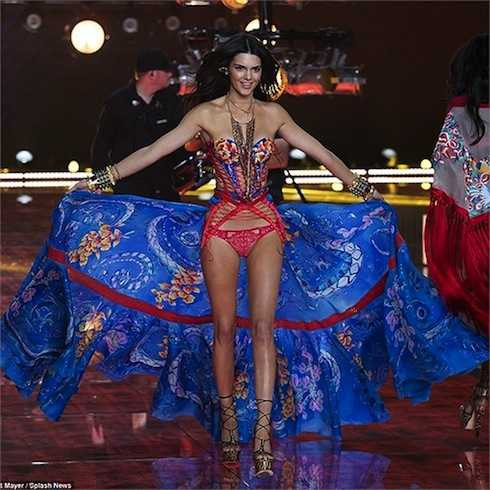  Kendall Jenner, em gái của cô Kim 'siêu vòng ba' lần đầu góp mặt trong show diễn đình đám này. Cô nàng không giấu nổi sự hào hứng với những bước đi mạnh mẽ, quyết liệt và đầy quyến rũ. Cô bật mí đã 'cấm' các chị em của mình đến xem show VS vì lo sợ sẽ bị gây áp lực tâm lý. 