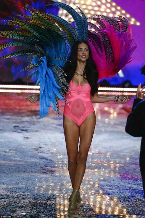Adriana Lima khoe vóc dáng yêu kiều trên sàn diễn. 