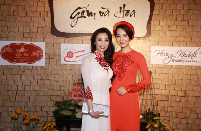 Các khách mời không chỉ được ngắm nhìn bộ sưu tập bình gốm được thiết kế và đặt các nghệ nhân làm riêng cho chương trình trang trí cùng hàng nghìn bông hoa cúc vàng mà còn được thưởng thức 10 loại bánh dân gian truyền thống.