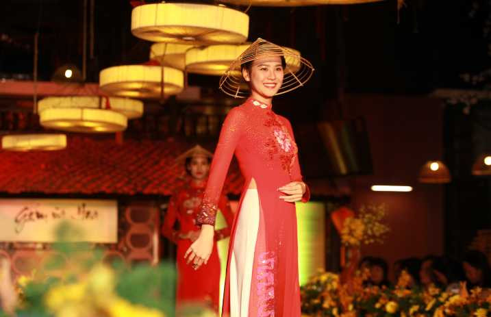 Bên cạnh đó, khách mời còn được xem âm nhạc dân gian cổ truyền hát chầu văn và màn trình diễn bộ sưu tập áo dài mới của thương hiệu Ngân An do nhà thiết kế Anh Thư thực hiện.