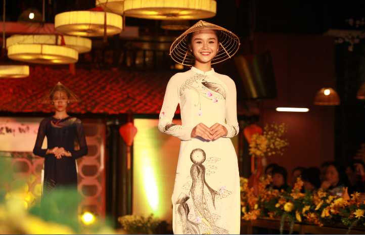 Với tone màu xanh, trắng, chất liệu tơ tằm và lụa cao cấp, những bộ áo dài cách điệu vô cùng ấn tượng tuy nhiên vẫn giữ được tinh tuý của nét đẹp truyền thống.