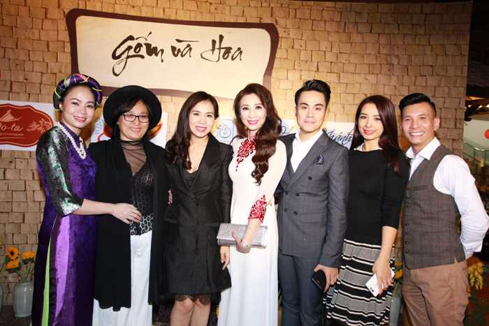 Với tone màu xanh, trắng, chất liệu tơ tằm và lụa cao cấp, những bộ áo dài cách điệu vô cùng ấn tượng tuy nhiên vẫn giữ được tinh tuý của nét đẹp truyền thống.