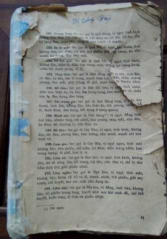 Cuốn sách cổ là quà cưới của người anh em đồng hao tặng.