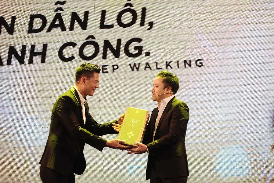 Không những khắc phục được mà Victor Vũ còn khơi dậy được trong Minh thêm nhiều lối diễn xuất mà bản thân anh cũng không ngờ đến