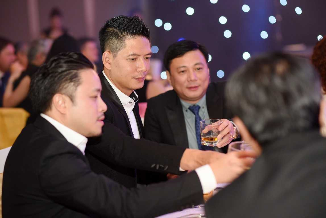 Mỗi khi có gút mắc khó giải quyết, Bình Minh đều hỏi Victor Vũ để có góc nhìn đa chiều về nhân vật đó. Kể cả khi phim đó không phải của Victor Vũ, anh vẫn dành thời gian để tư vấn cho Bình Minh.