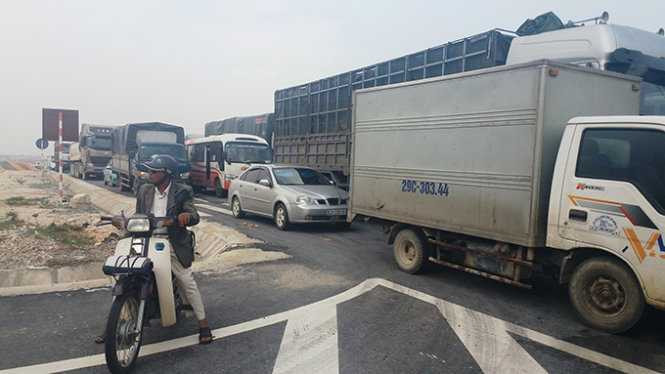 Hàng trăm xe cộ chạy đến đèo Con bị ắch tắc - Ảnh: Hồ Văn