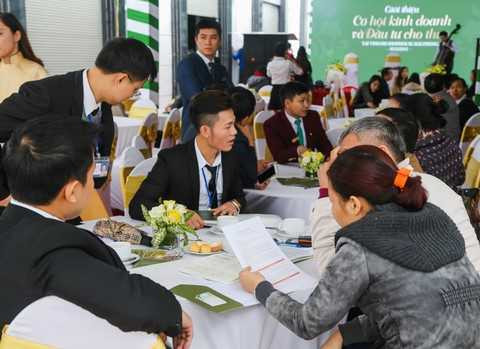 Đông đảo khách hàng tìm hiểu cơ hội đầu tư vào Vincom Shophouse Hải Phòng