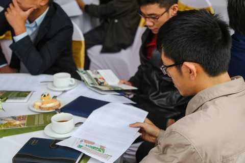 Khách hàng được trực tiếp tư vấn tại bàn