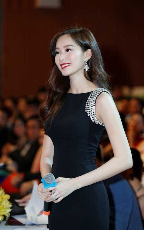 Hoa hậu Đặng Thu Thảo rạng rỡ làm giám khảo đêm Chung kết.