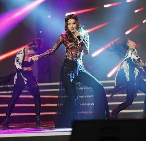 Hồ Ngọc Hà diện trang phục ren xuyên thấu mỏng manh khoe vẻ sexy.