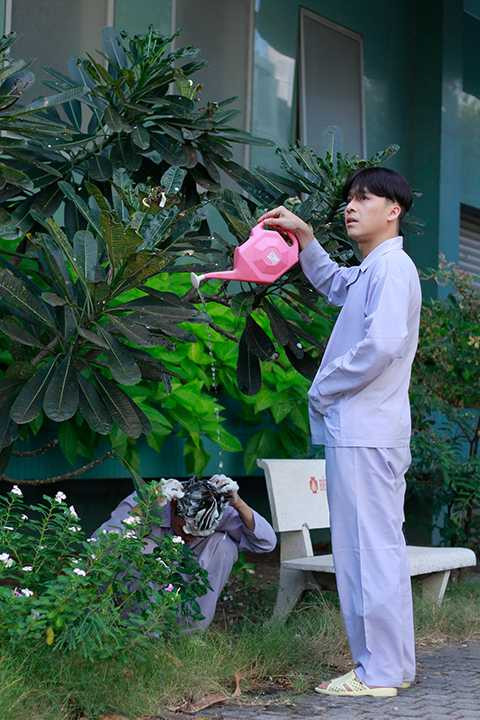 Dù gặp không ít khó khăn khi đóng vai nhân vật có tính cách hoàn toàn trái ngược ngoài đời, anh đã nỗ lực hết mình để hoàn thành các phân cảnh.