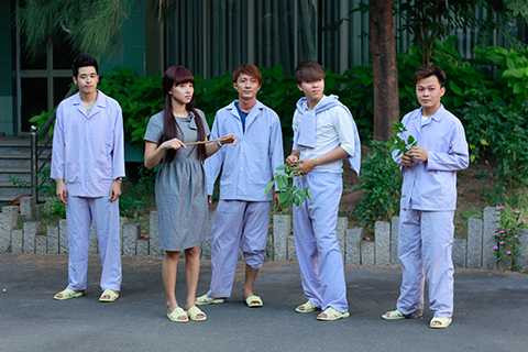 Trong suốt thời gian quay, Tiến Dũng tranh thủ thời gian rỗi để nuôi cảm xúc cho nhân vật mình hóa thân. Trước khi bắt đầu ghi hình, chàng trai sinh năm 1984 đã nghiên cứu rất kĩ về các tình tiết trong kịch bản để không làm mất thời gian của cả đoàn.