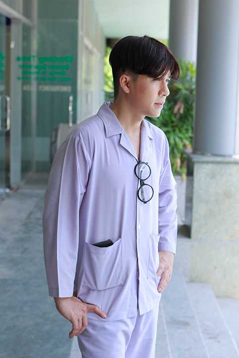 Tiến Dũng chia sẻ thêm: “Lần thứ hai hợp tác với người cũ, tôi không còn bỡ ngỡ như trước nữa. Nhiều lúc đang diễn cảnh tình cảm, cả hai bật cười làm ê-kíp cũng phải cười theo”.