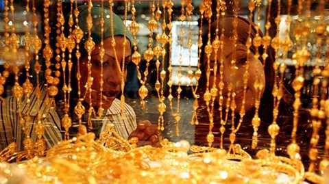 Gold Souk là chợ vàng lớn nhất Dubai và thường xuyên đón lượng khách đông đúc, chủ yếu là các đại gia Ả Rập. Ước tính tại mỗi thời điểm giao dịch, số lượng vàng ở đây lên tới 10 tấn vàng