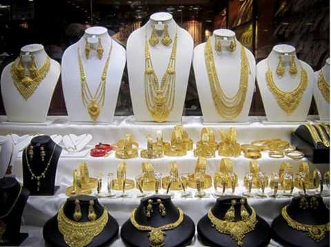 Khu chợ Gold Souk nằm ở Deira, gần ga tàu điện ngầm Al Ras, mở cửa 7 ngày/ tuần, từ 10 giờ sáng đến 10 giờ đêm