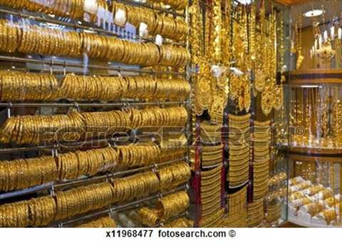 Các cửa hàng được mở ra chủ yếu phục vụ càng các đại gia Ả Rập. Khu chợ này cũng là một trong những địa điểm phải đến ở Dubai nhưng khách du lịch thường chỉ đến thăm thú chứ ít khi móc ví những khoản tiền quá lớn cho những món đồ trang sức lóa mắt này