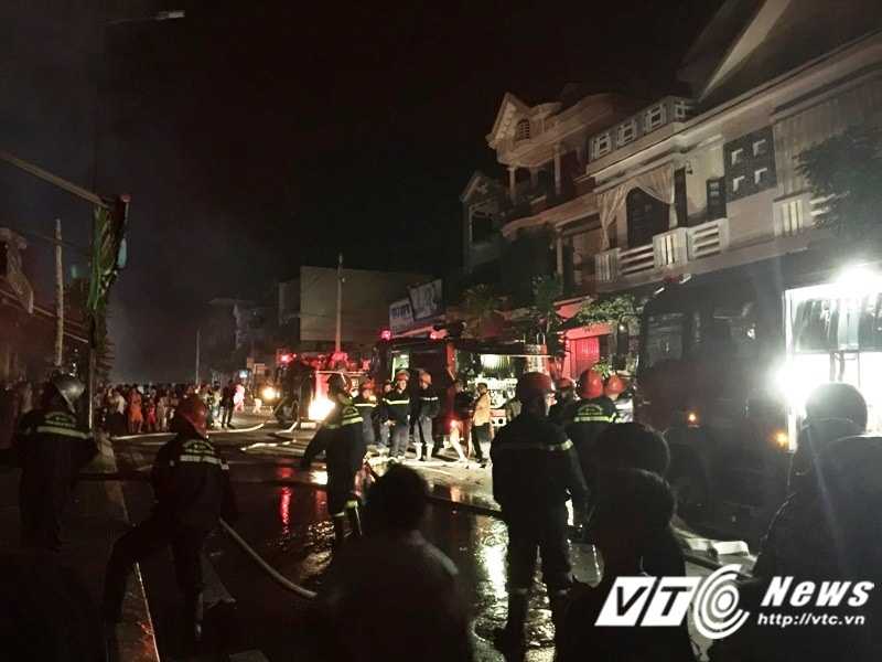 Hàng chục cán bộ, chiến sĩ công an và nhiều phương tiện được điều động để dập tắt đám cháy.