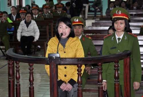 Bị cáo Giàng Thị Sua (vợ Tàng Keangnam) tại phiên tòa - Ảnh: Bảo Hoàng