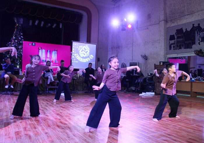 Sắc màu tuổi thơ